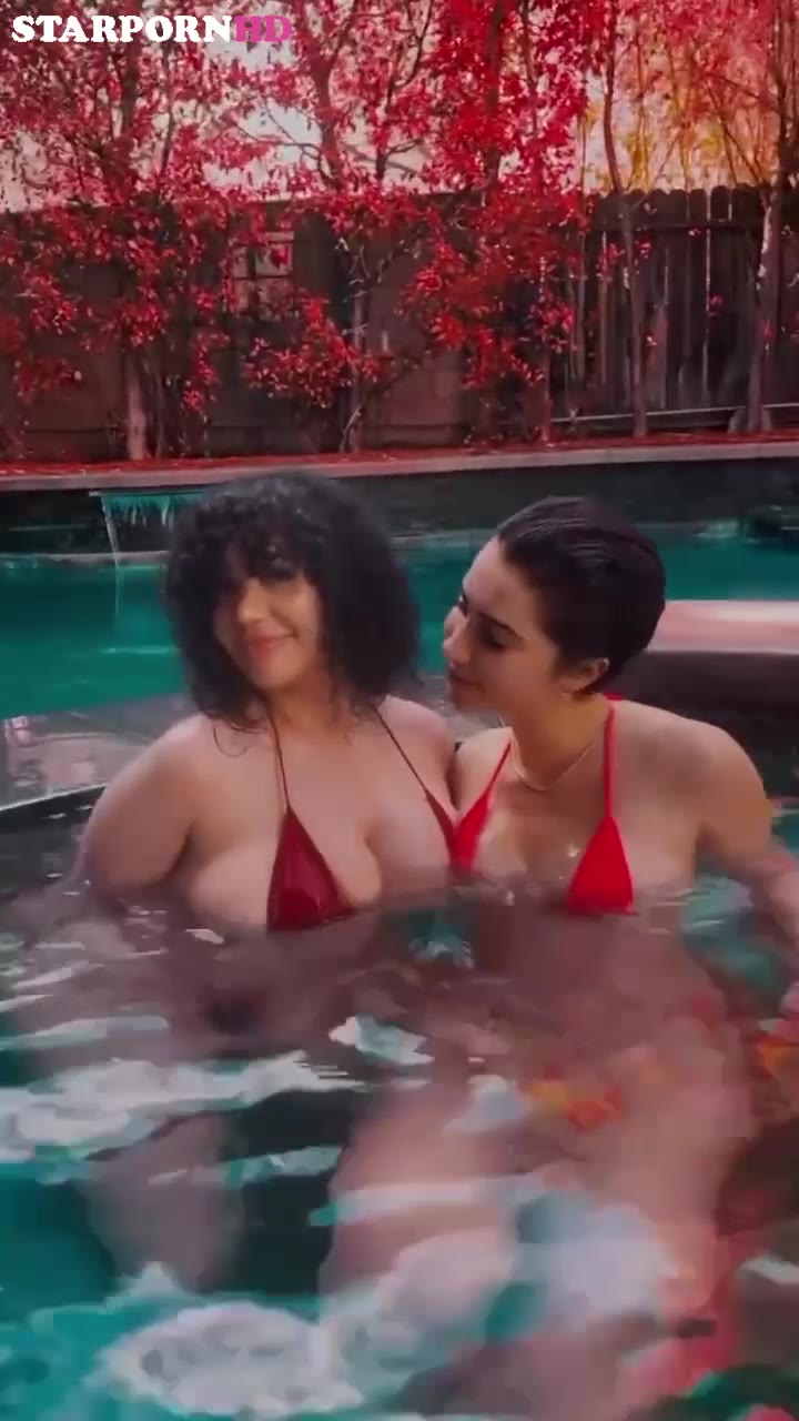Meldadel with Lupuwellness Show Boobs in pool