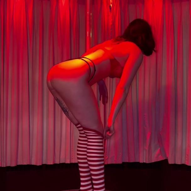 6ar6ie6 Red Room StripTease 